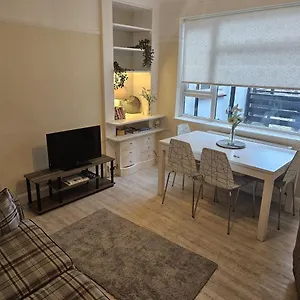 Retreat - 2 Bedroom Leigh-on-Sea