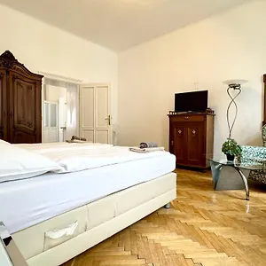 top-apartment-located-atkutschkermarkt.vienna-besthotels.com/